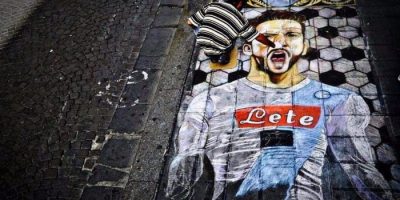 Artista di strada dipinge Mertens sui sanpietrini