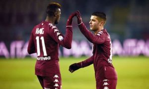 Niang e Iago Falque esultano dopo un gol
