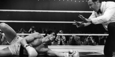 L'arbitro conta Rocky al tappeto