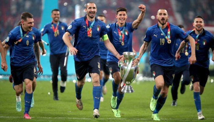 Bonucci e Chiellini con la coppa