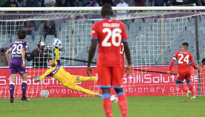 Dragowski para il rigore in #Fiorentina-Napoli