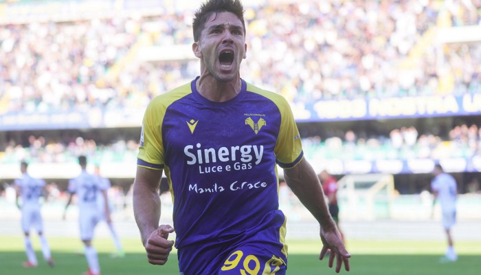 Simeone esulta dopo la quadrupletta alla Lazio