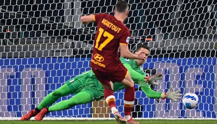 Szczesny para il rigore a Veretout