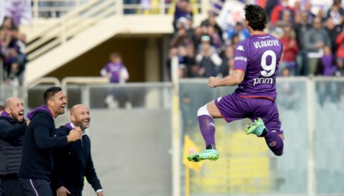 Vlahovic esulta dopo il goal al Cagliari