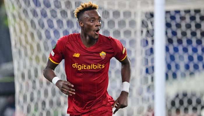 Abraham esulta dopo la rete contro il Torino.