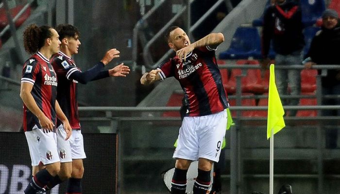 Arnautovic esulta dopo il goal al Cagliari