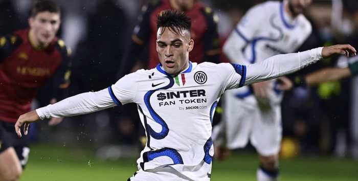 Lautaro calcia il rigore contro il Venezia