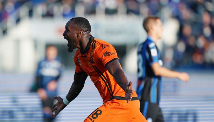 Nzola esulta dopo il vantaggio contro l'Atalanta