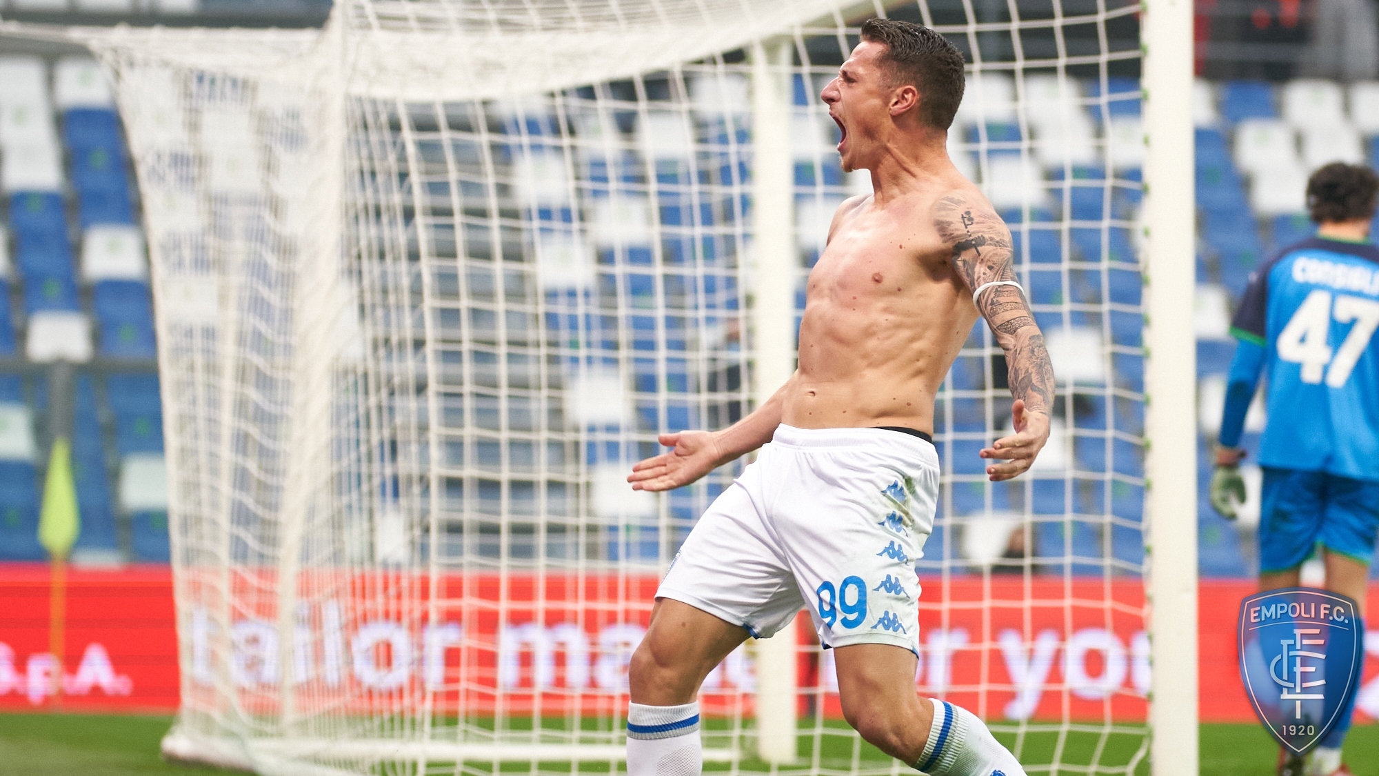 Pinamonti esulta dopo il goal vittoria contro il Sassuolo