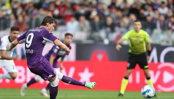 Vlahovic porta in vantaggio la Fiorentina contro lo Spezia