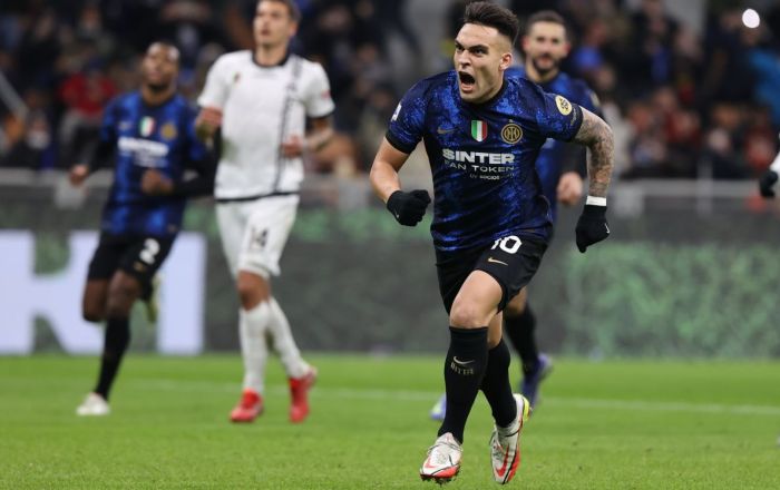 Lautaro esulta dopo aver segnato allo Spezia