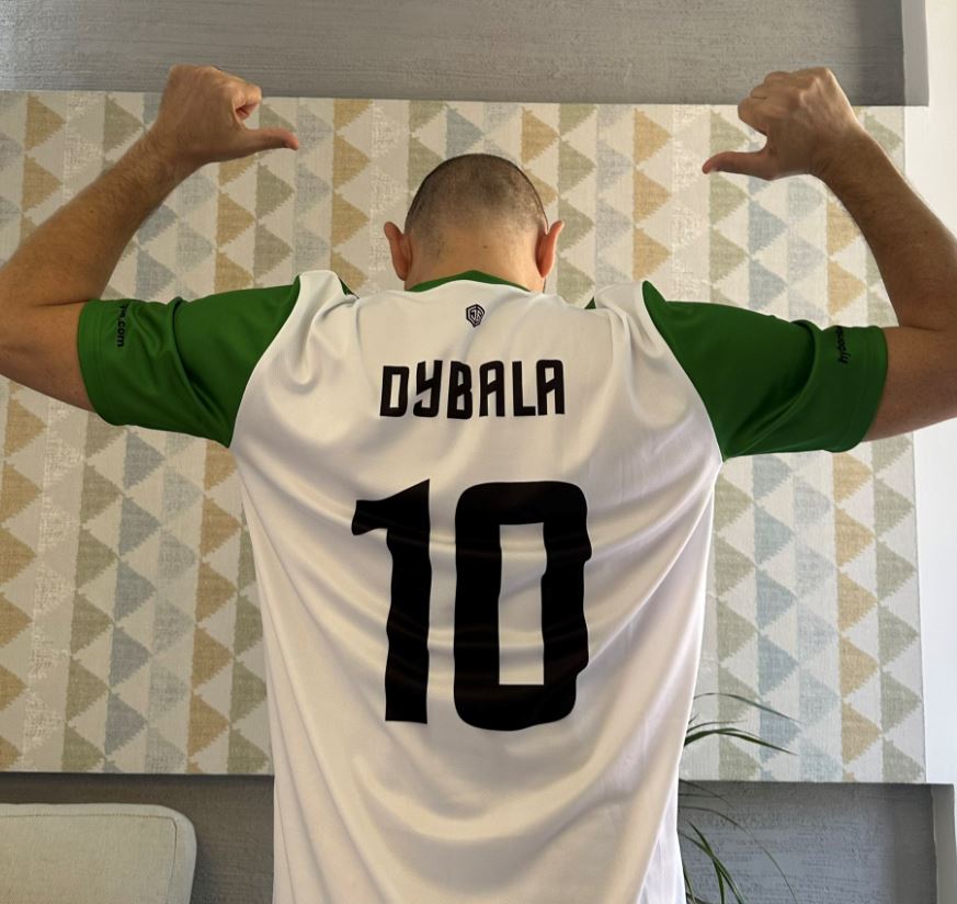 Dario con la divisa originale di Dybala